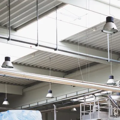 LED Gasentladungslampen in einer Industriehalle