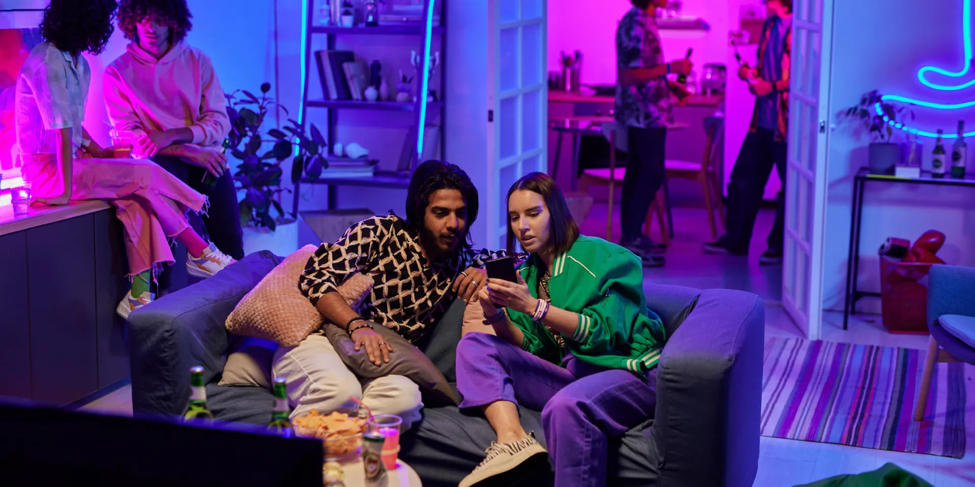 Junge Leute nutzen die EGLO Disco Funktion